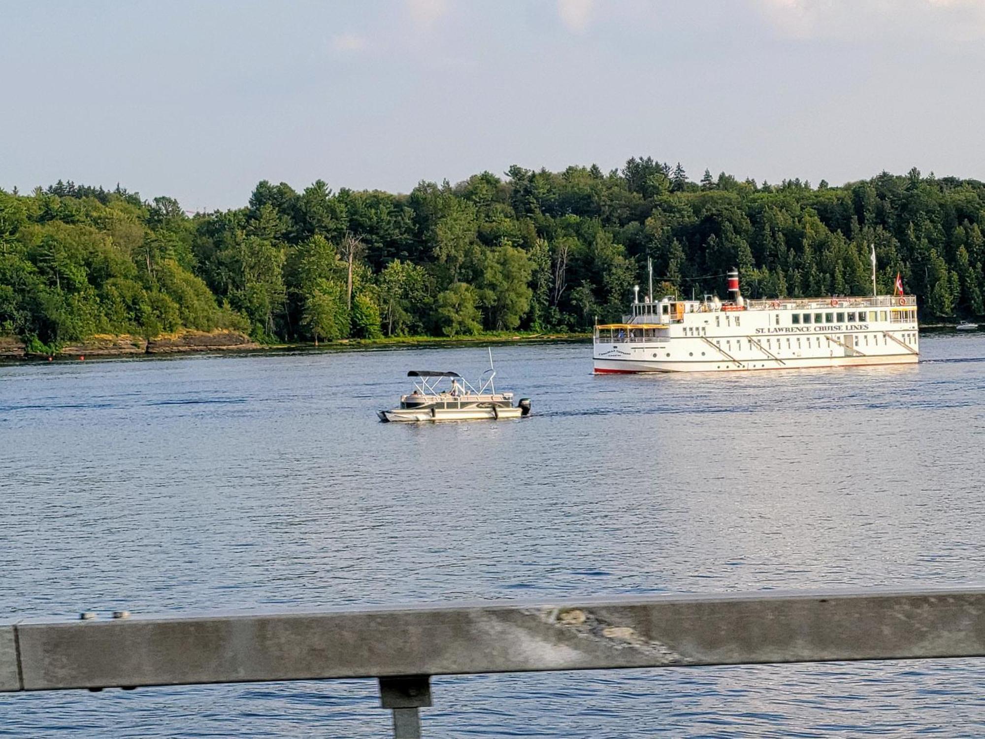 Kokomo Inn Bed And Breakfast Ottawa-Gatineau'S Only Tropical Riverfront B&B On The National Capital Cycling Pathway Route Verte #1 - For Adults Only - Chambre D'Hotes Tropical Aux Berges Des Outaouais Bnb #17542O Kültér fotó