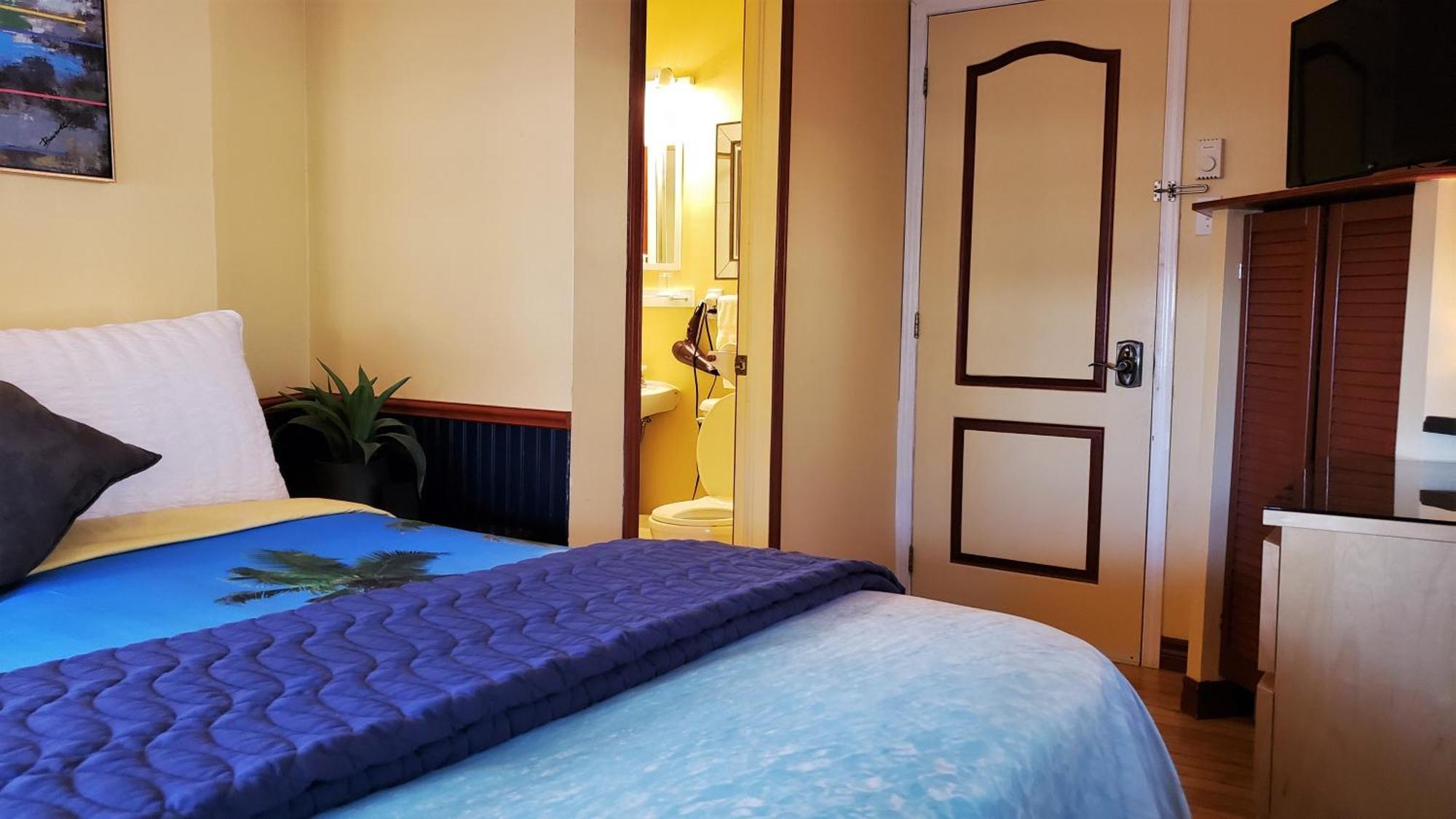 Kokomo Inn Bed And Breakfast Ottawa-Gatineau'S Only Tropical Riverfront B&B On The National Capital Cycling Pathway Route Verte #1 - For Adults Only - Chambre D'Hotes Tropical Aux Berges Des Outaouais Bnb #17542O Szoba fotó