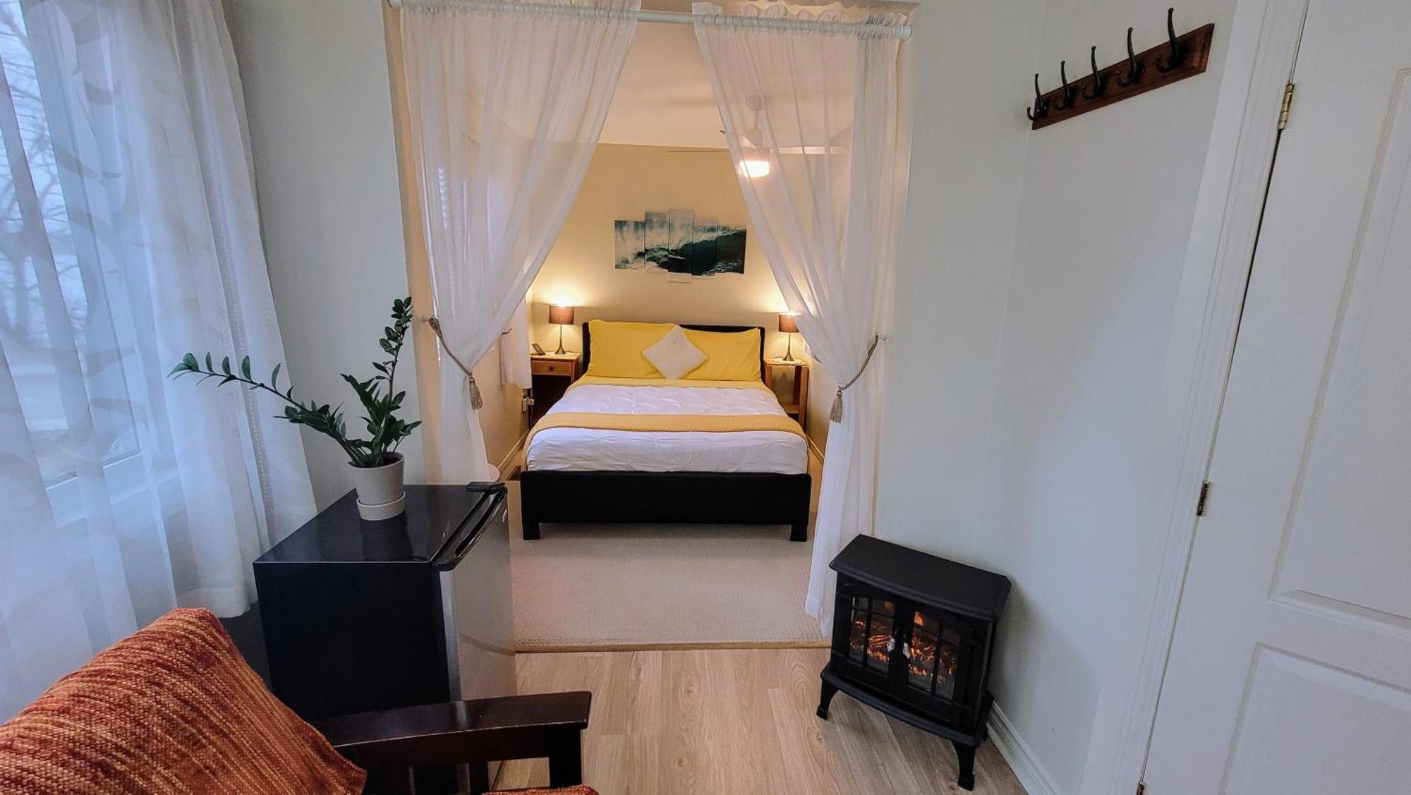 Kokomo Inn Bed And Breakfast Ottawa-Gatineau'S Only Tropical Riverfront B&B On The National Capital Cycling Pathway Route Verte #1 - For Adults Only - Chambre D'Hotes Tropical Aux Berges Des Outaouais Bnb #17542O Kültér fotó