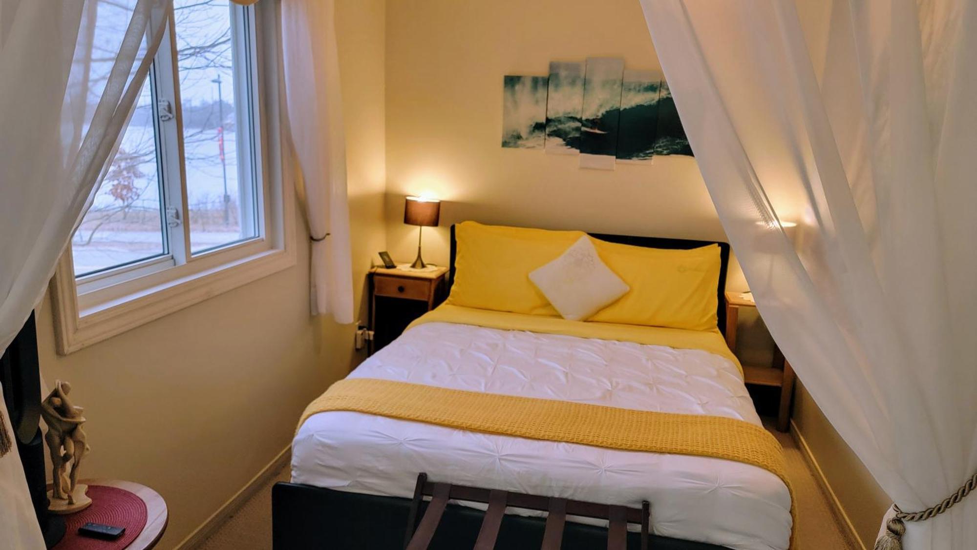 Kokomo Inn Bed And Breakfast Ottawa-Gatineau'S Only Tropical Riverfront B&B On The National Capital Cycling Pathway Route Verte #1 - For Adults Only - Chambre D'Hotes Tropical Aux Berges Des Outaouais Bnb #17542O Kültér fotó