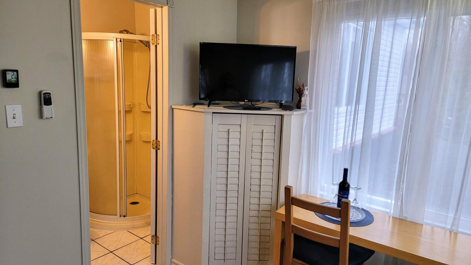 Kokomo Inn Bed And Breakfast Ottawa-Gatineau'S Only Tropical Riverfront B&B On The National Capital Cycling Pathway Route Verte #1 - For Adults Only - Chambre D'Hotes Tropical Aux Berges Des Outaouais Bnb #17542O Kültér fotó