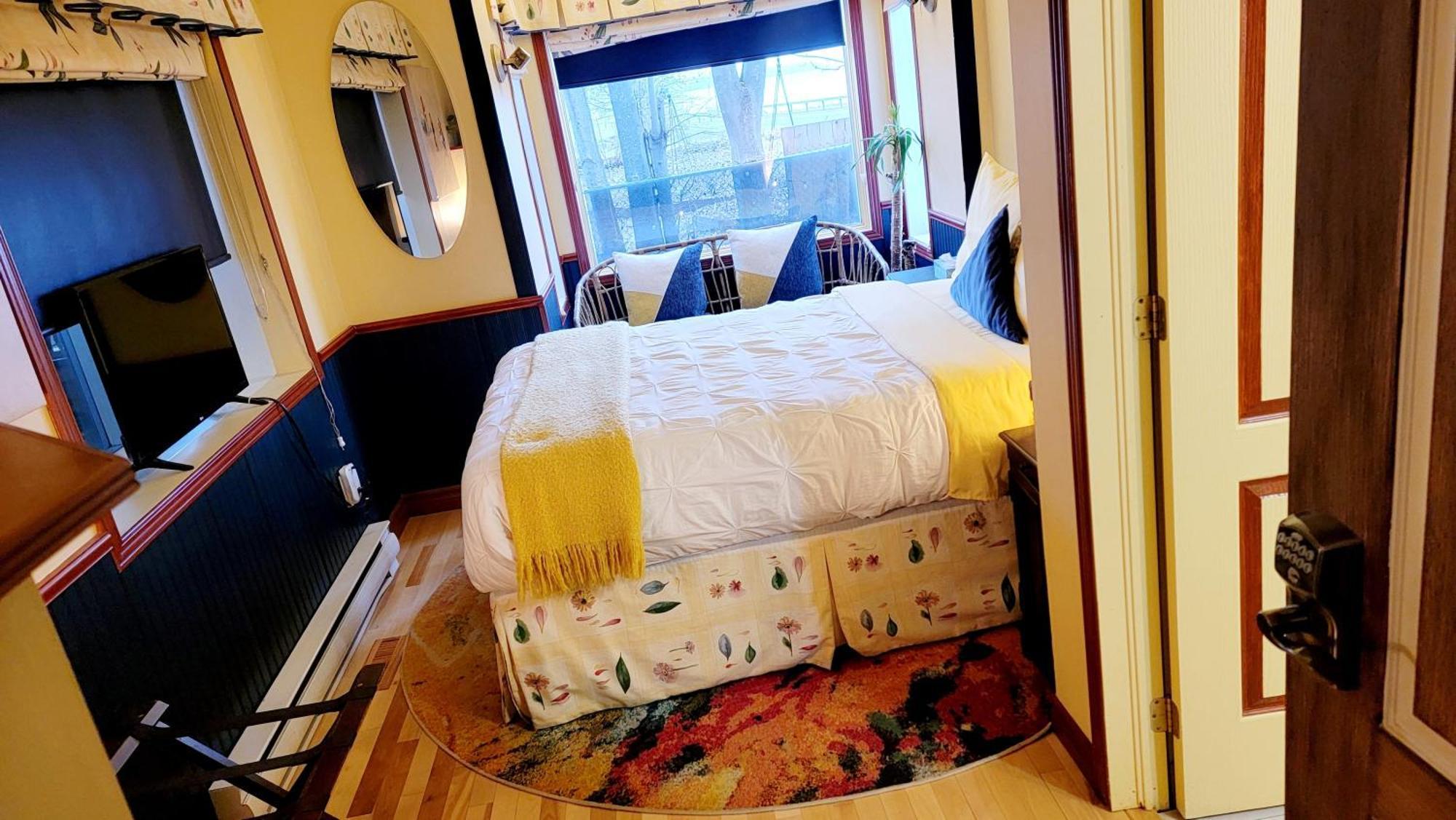 Kokomo Inn Bed And Breakfast Ottawa-Gatineau'S Only Tropical Riverfront B&B On The National Capital Cycling Pathway Route Verte #1 - For Adults Only - Chambre D'Hotes Tropical Aux Berges Des Outaouais Bnb #17542O Kültér fotó