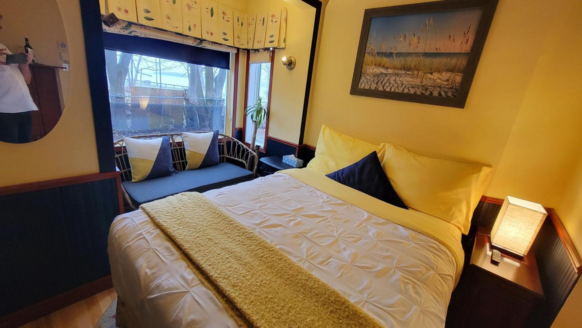 Kokomo Inn Bed And Breakfast Ottawa-Gatineau'S Only Tropical Riverfront B&B On The National Capital Cycling Pathway Route Verte #1 - For Adults Only - Chambre D'Hotes Tropical Aux Berges Des Outaouais Bnb #17542O Szoba fotó