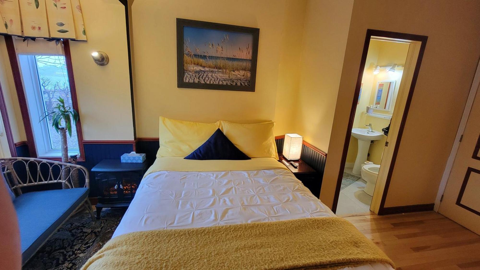 Kokomo Inn Bed And Breakfast Ottawa-Gatineau'S Only Tropical Riverfront B&B On The National Capital Cycling Pathway Route Verte #1 - For Adults Only - Chambre D'Hotes Tropical Aux Berges Des Outaouais Bnb #17542O Szoba fotó
