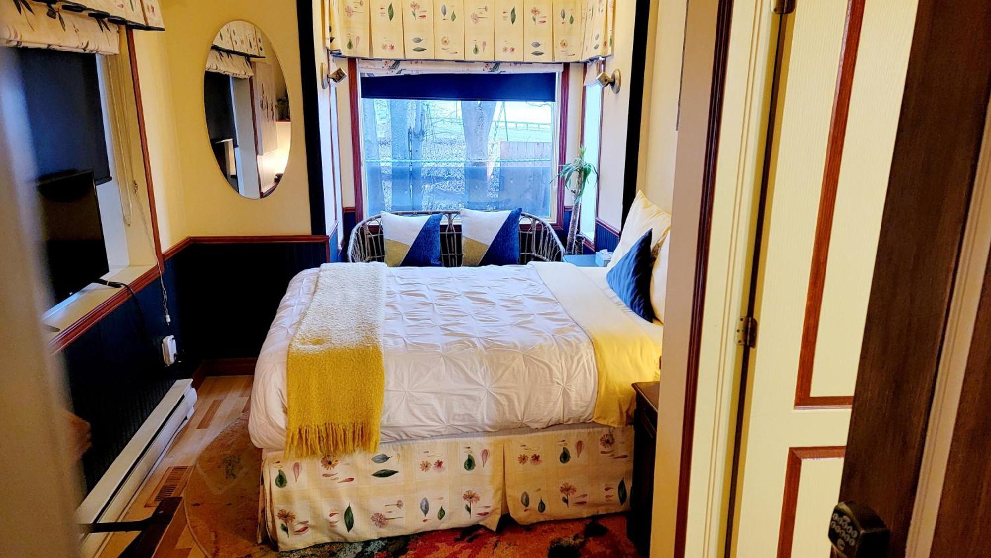 Kokomo Inn Bed And Breakfast Ottawa-Gatineau'S Only Tropical Riverfront B&B On The National Capital Cycling Pathway Route Verte #1 - For Adults Only - Chambre D'Hotes Tropical Aux Berges Des Outaouais Bnb #17542O Szoba fotó